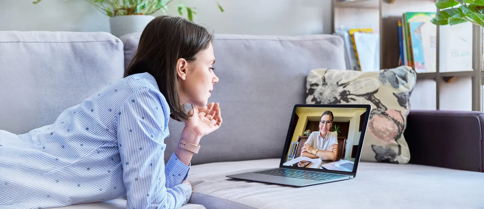 Persona in videochiamata con il terapeuta